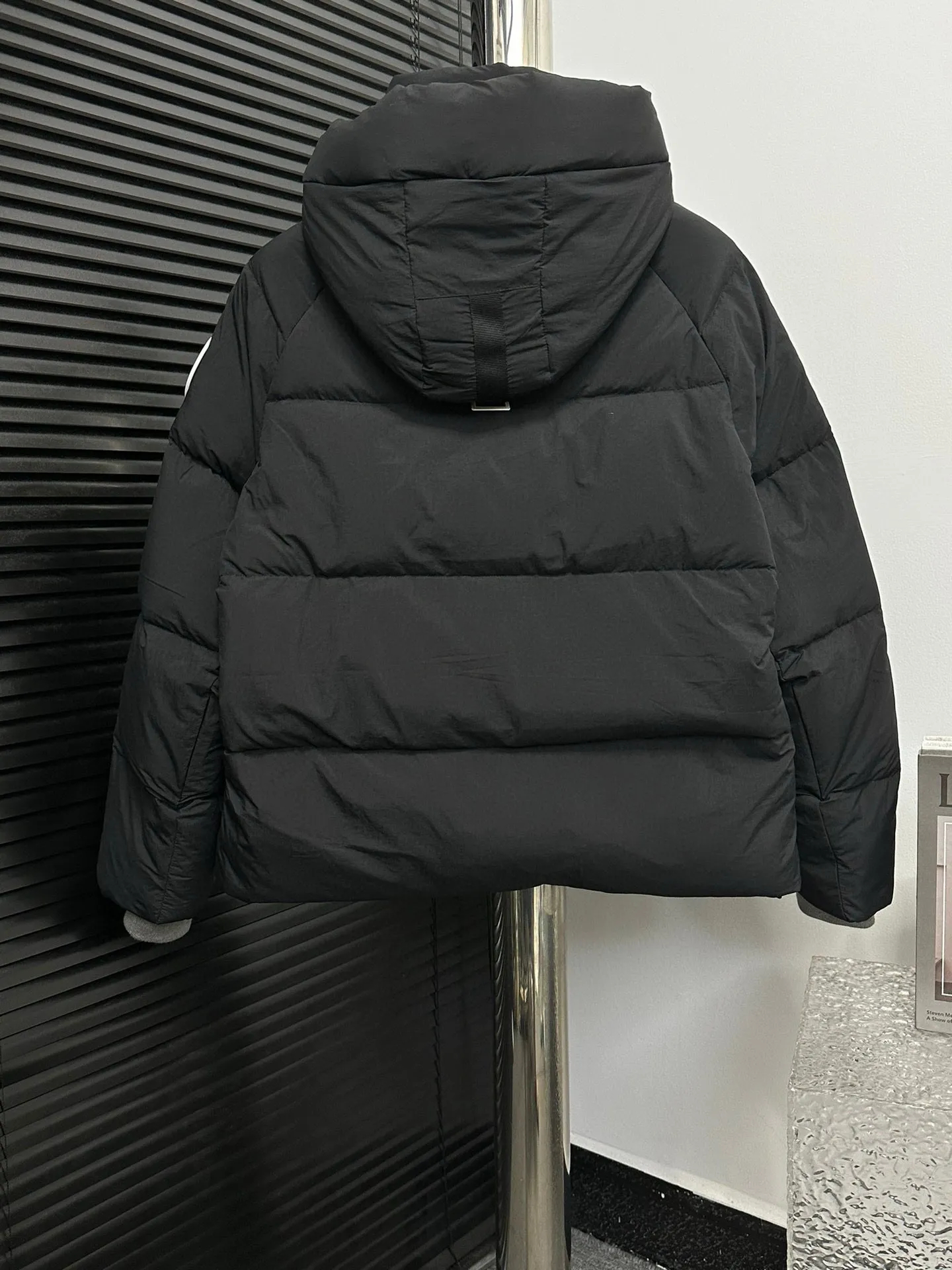 P780 【𝗖𝗔𝗡𝗔𝗗𝗔 𝗚𝗢𝗢𝗦𝗘】Capsule Series Macaron White Label Fabric: Made of soft EnduraLuxe fabric imported from DuPont, CORDURA, USA, which enhances the durability of easy-to-wear parts, is lightweight and durable; the liner is made of 400T anti-velvet gallbladder, which is comfortable, soft and non-velvet. : Equipped with a detachable hood, which can be adjusted in two directions, and is also filled with down, which brings greater softness and wrapping around the head and neck, and is full of warmth. This parka features white trim on the back and sides, and the hardware locks are all original and custom-made to match the muted fabric color. Goose label: The official website’s new series of silicone material labels, non-embroidery labels. Length: Fit hip-length. Size: XS-L